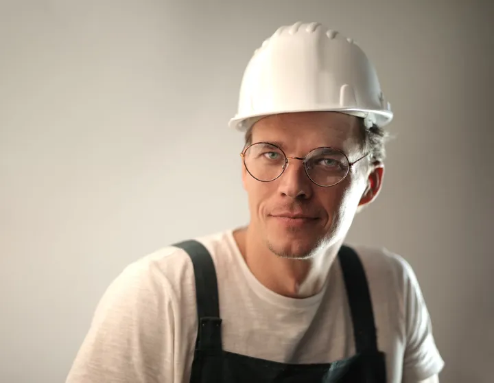 Trabajador con casco de obra y gafas