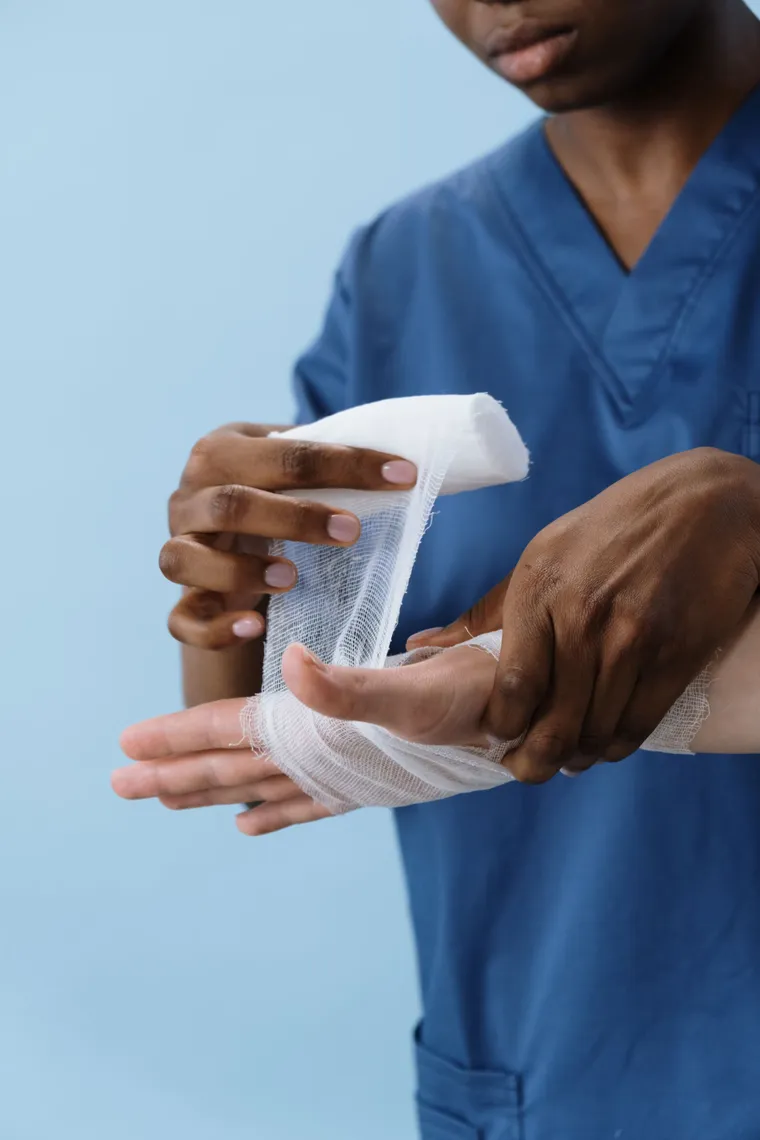 Personal médico vendando la mano de un paciente