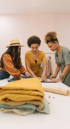 Equipo trabajando en un taller de confección