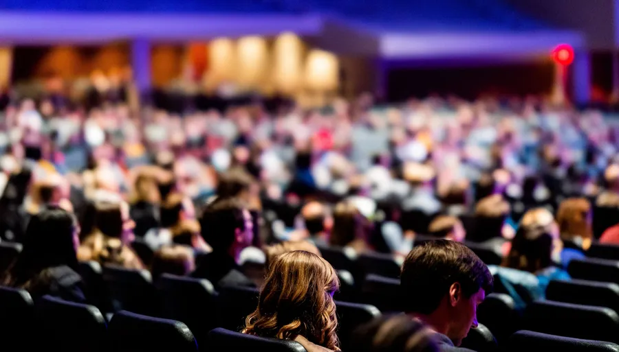 Asistentes sentados en una asamblea