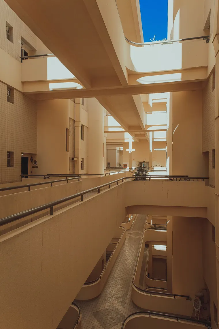 Corredores interiores de un edificio residencial