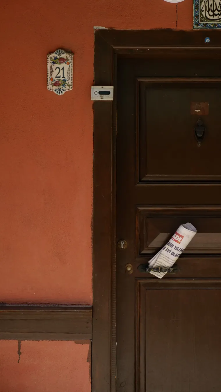 Puerta de un apartamento con el número 21