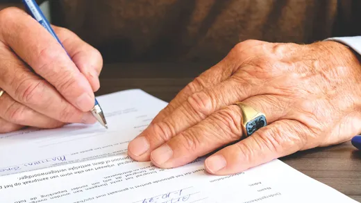 Persona firmando un documento