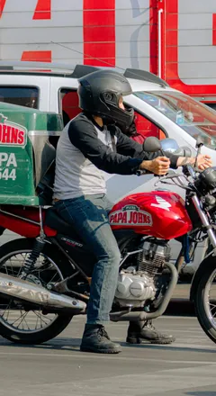 Repartidor en moto en la ciudad