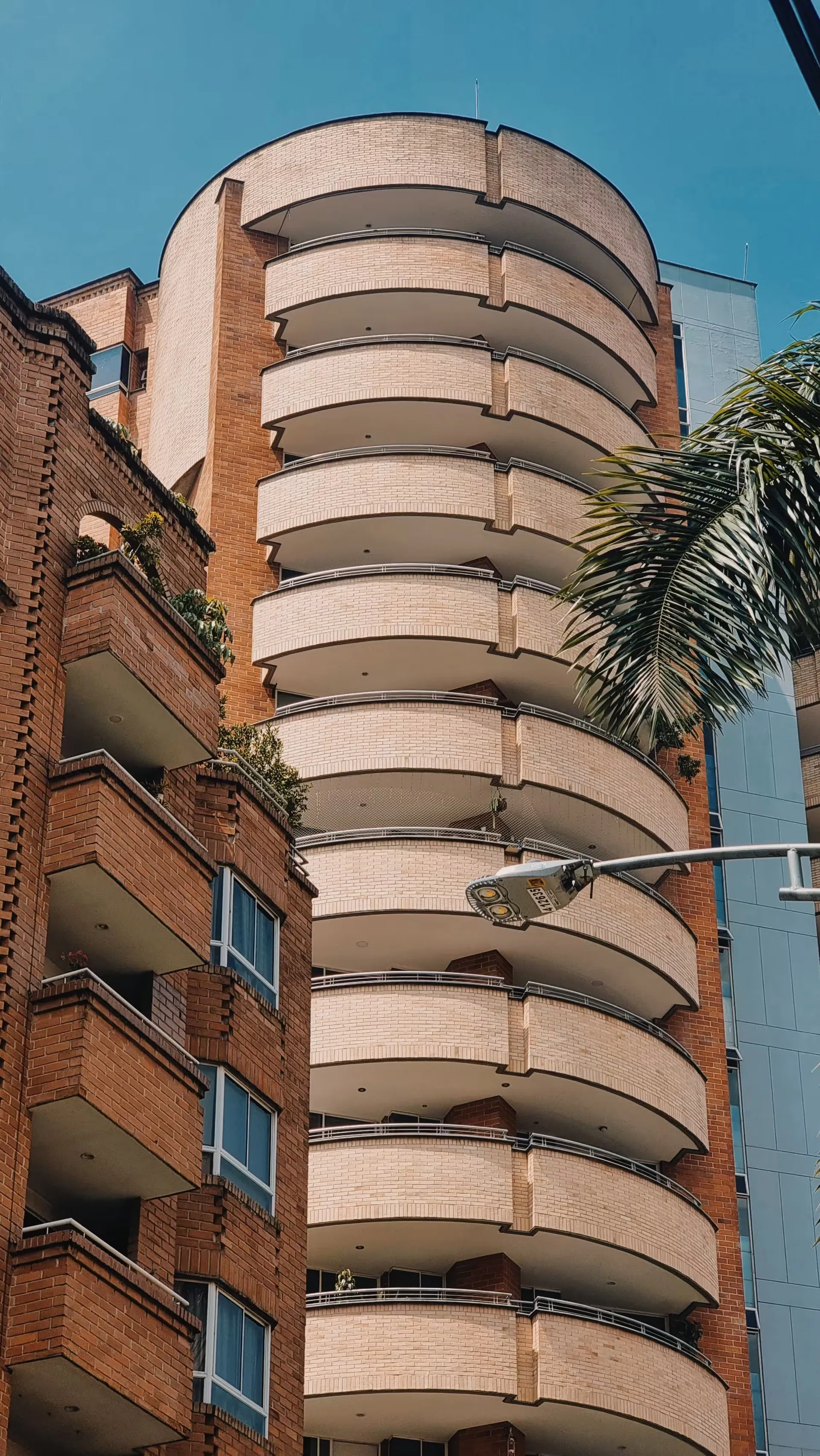 Fachada curva de un edificio residencial vista desde abajo