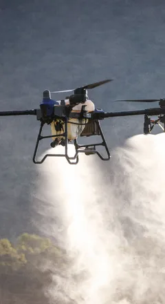 Dron de aspersión en vuelo