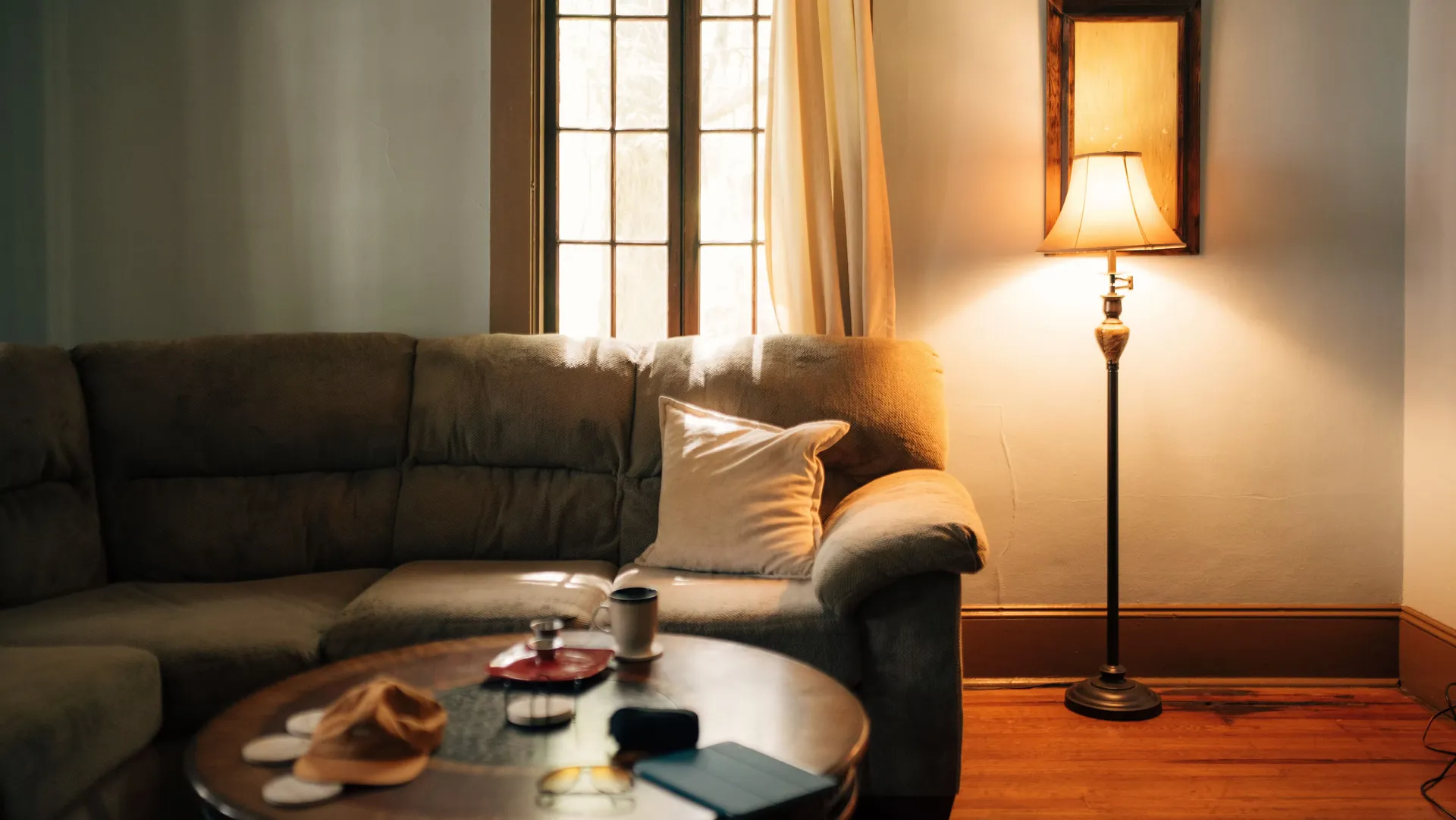 Sala de una casa iluminada por una lámpara al atardecer