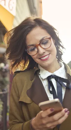 Emprendedora revisando su celular