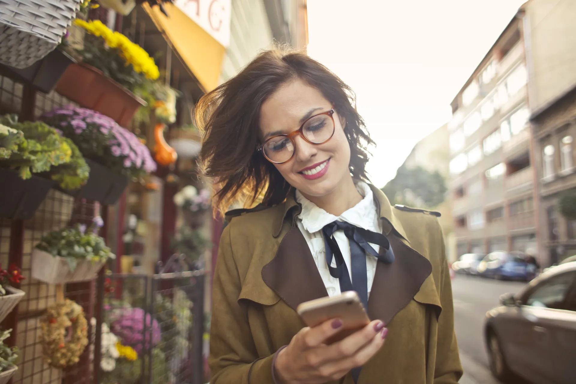 Comerciante revisando su celular frente a su local