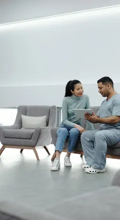 Pareja conversando en la sala de su casa