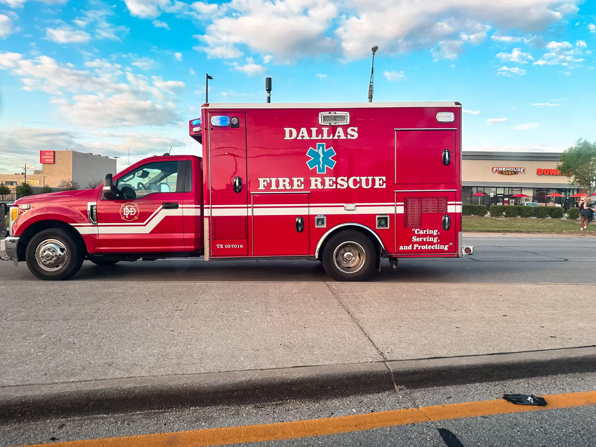 Ambulancia de bomberos estacionada en la vía