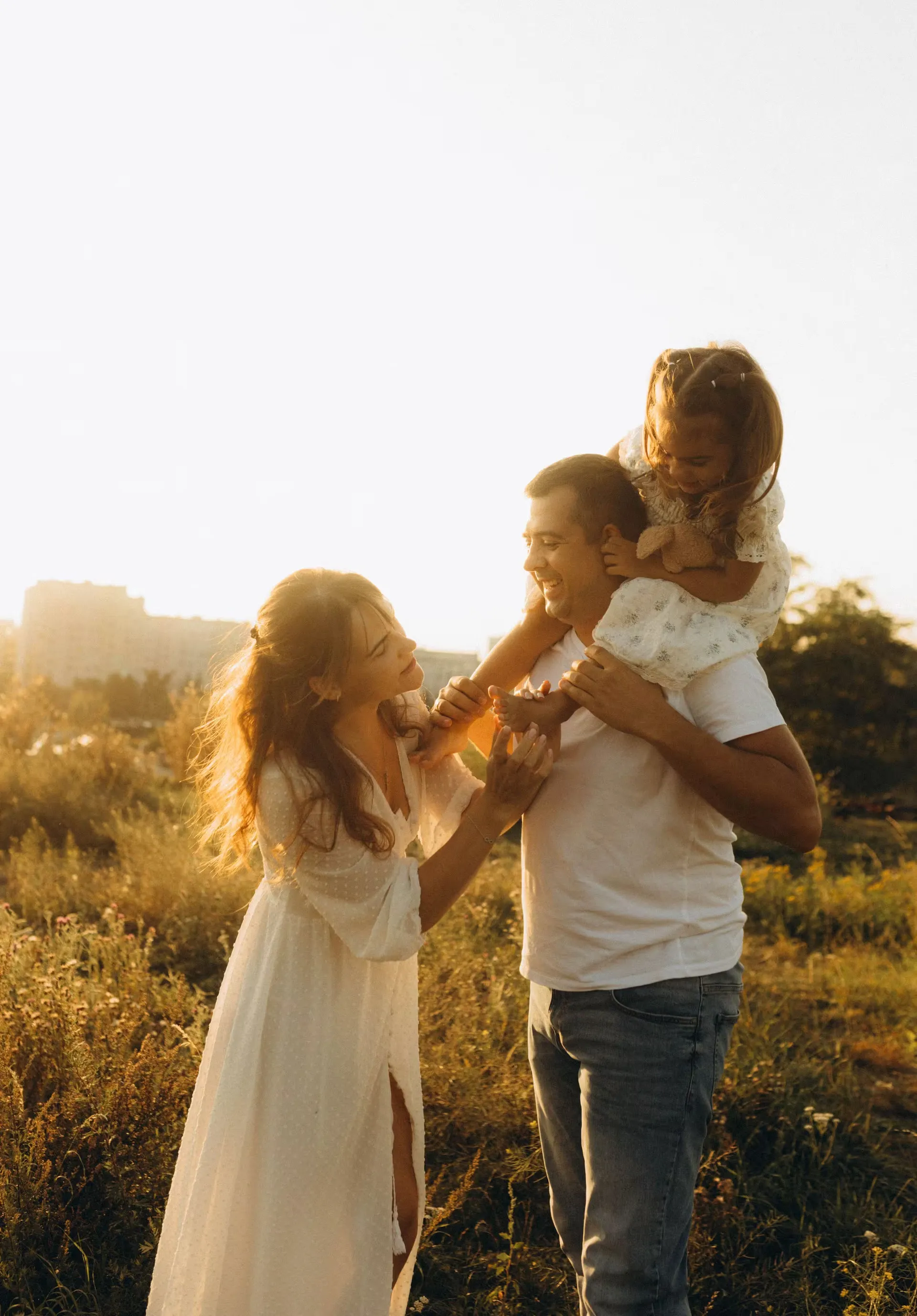 Familia jugando al aire libre al atardecer