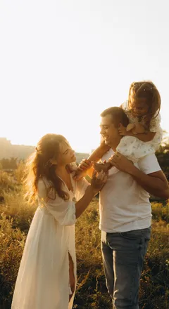 Familia jugando al aire libre