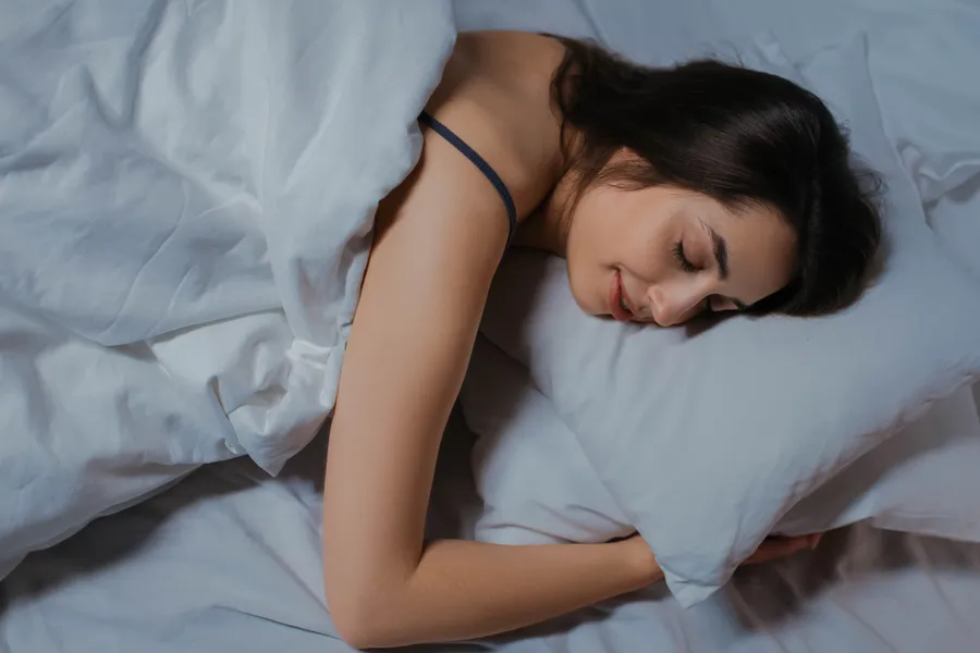 Mujer durmiendo tranquila en su cama