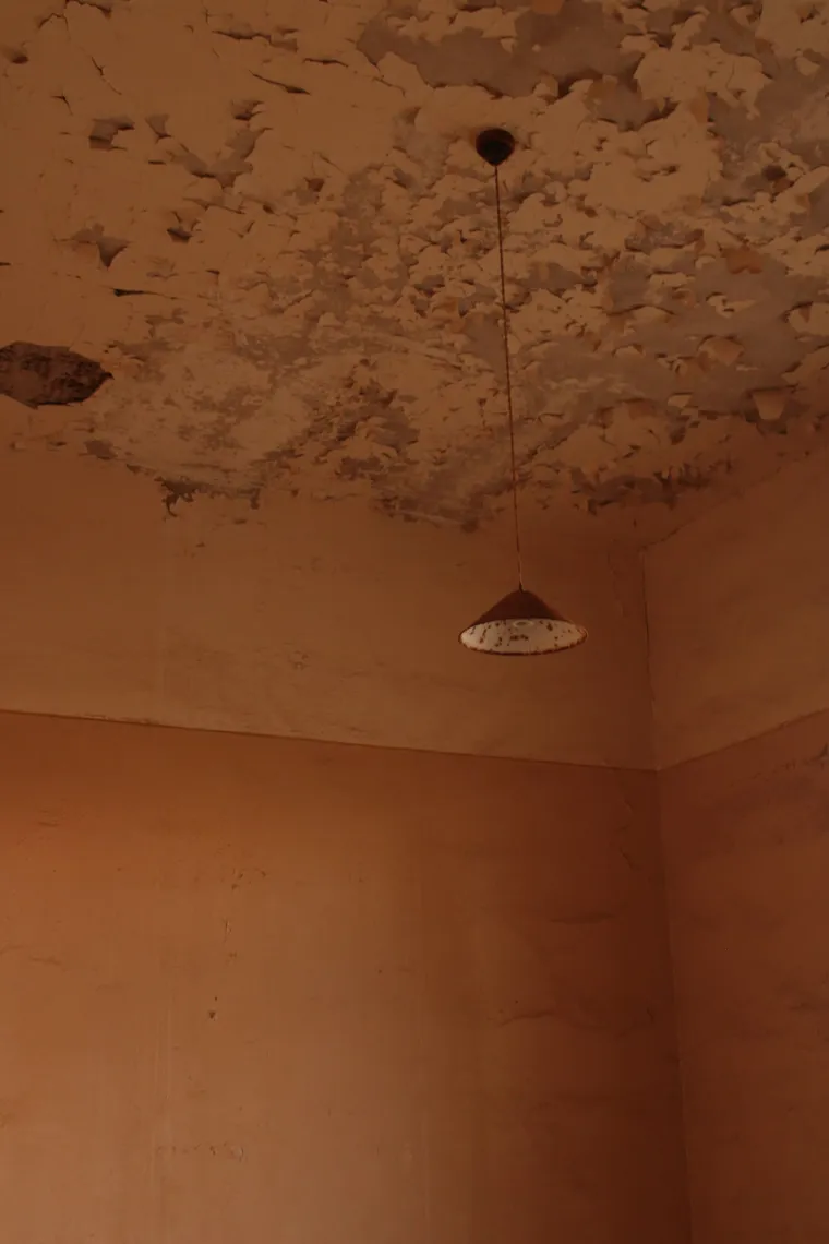 Mancha de humedad en el techo de una habitación