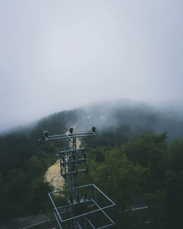 Torre de telecomunicaciones vista desde un dron entre la niebla