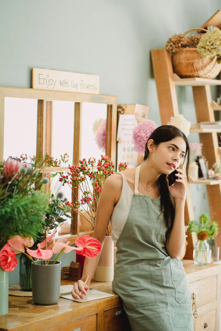 Florista atendiendo una llamada en su local