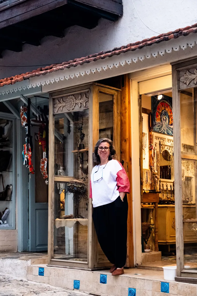 Comerciante en la puerta de su tienda