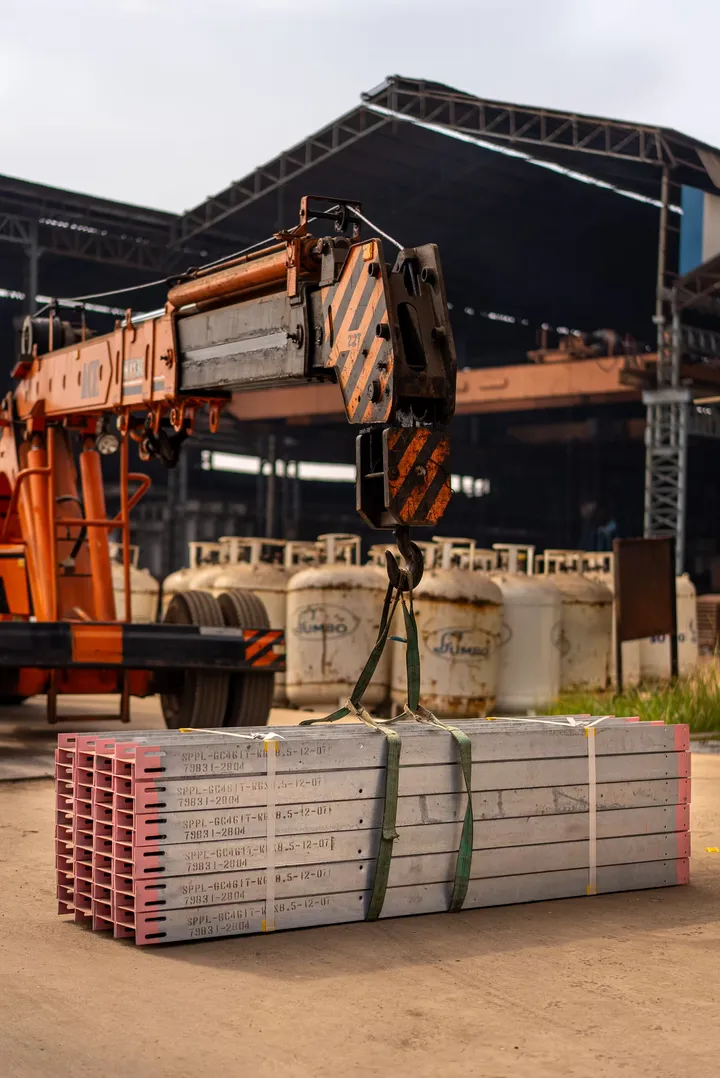 Grúa y materiales de construcción apilados en una obra