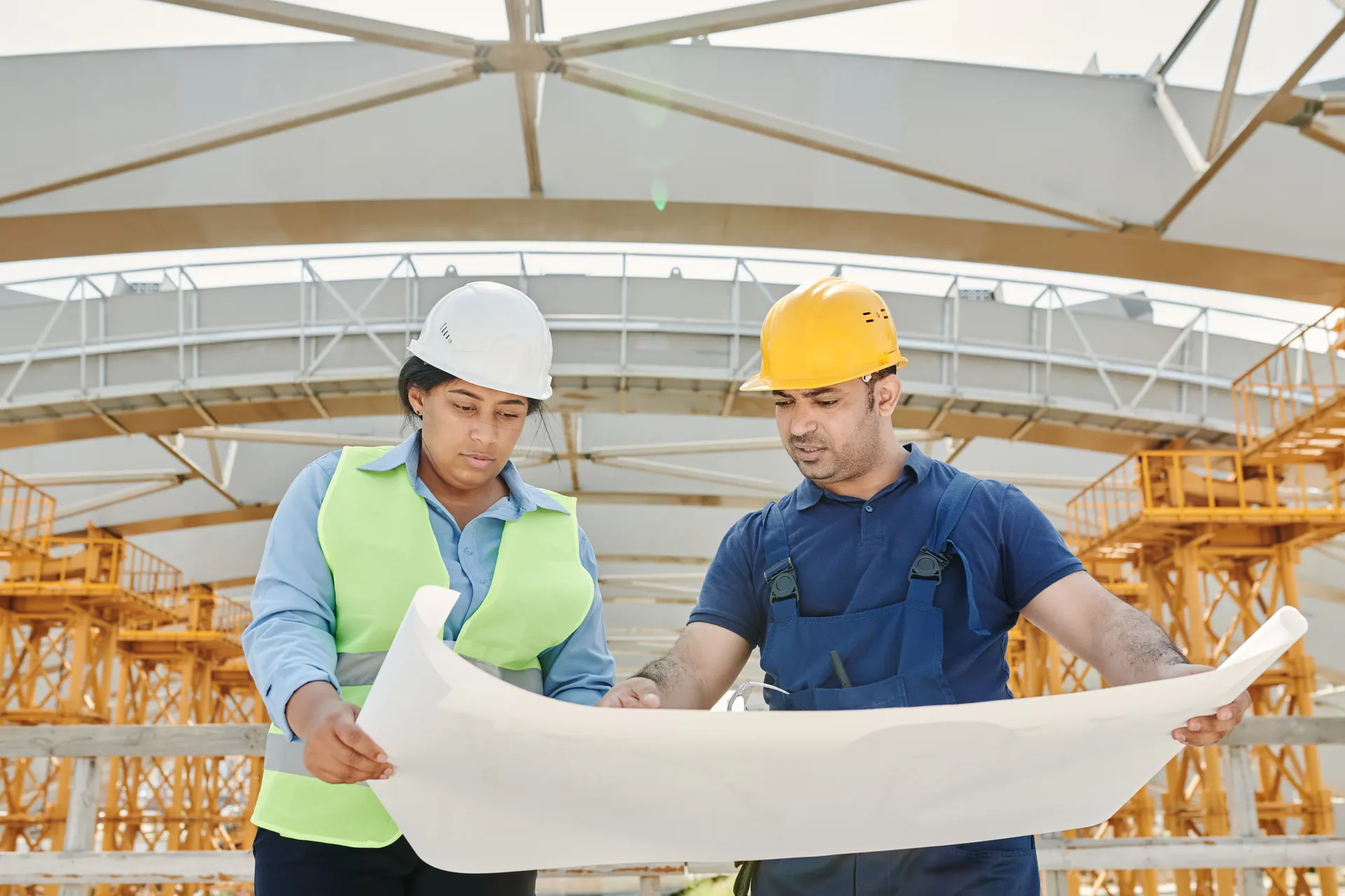 Trabajador de taller operando una máquina de carpintería