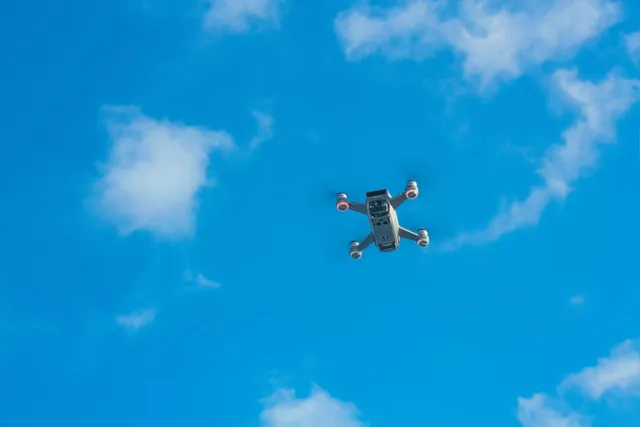 Dron sobrevolando un cielo despejado