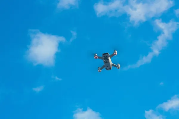 Dron sobrevolando un cielo despejado