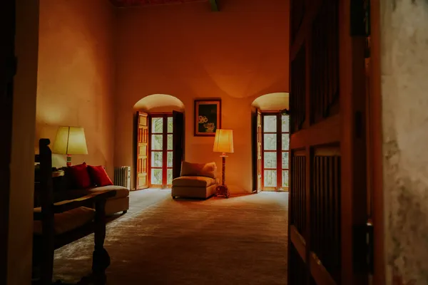 Sala de una casa iluminada al atardecer