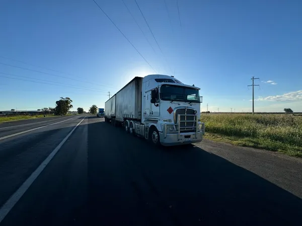 Camión de carga en carretera