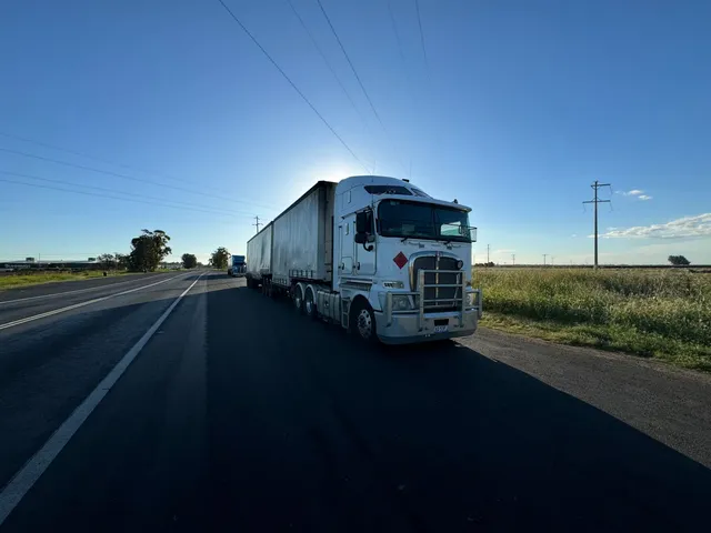 Camión de carga en carretera