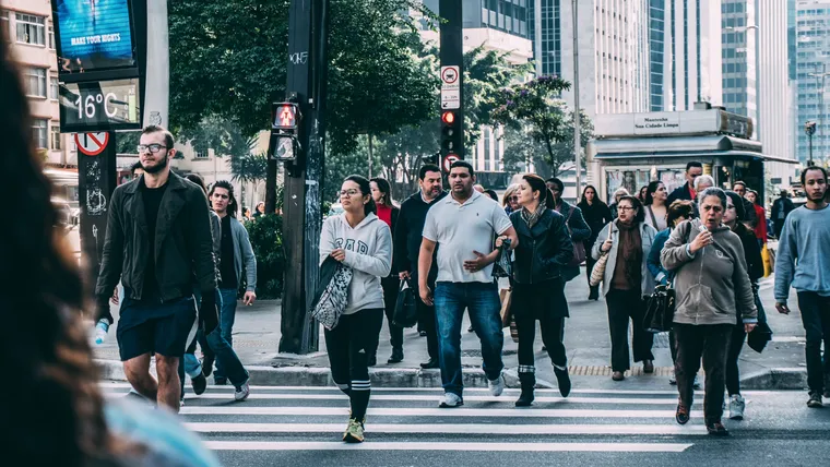 Peatones cruzando una avenida por la cebra