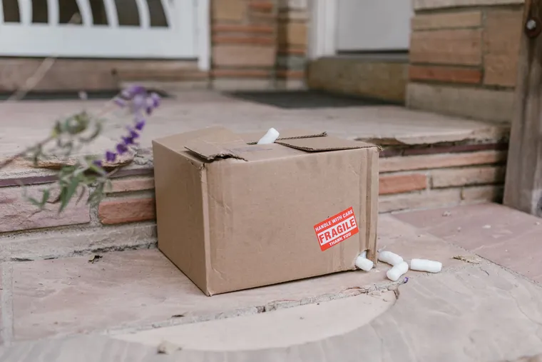 Caja de cartón marcada como frágil en el suelo