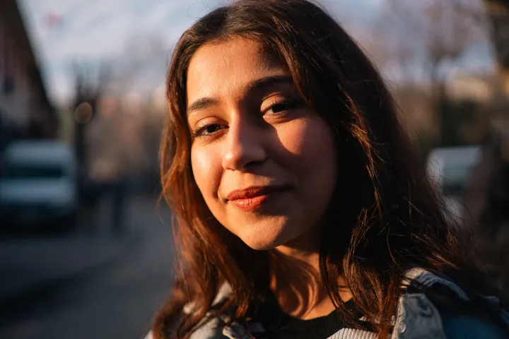 Mujer joven sonriendo a contraluz